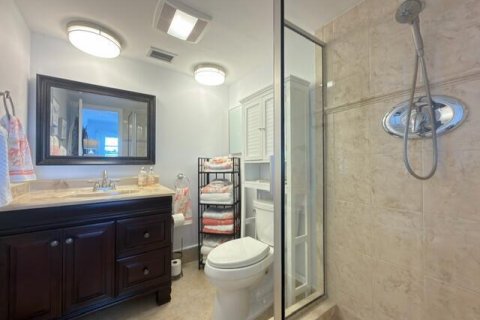 Condo in North Palm Beach, Florida, 2 bedrooms № 2190135 - photo 16