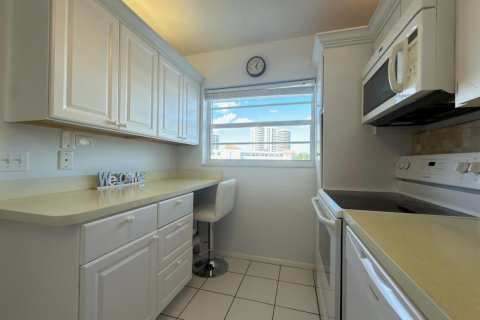 Condo in North Palm Beach, Florida, 2 bedrooms № 2190135 - photo 12