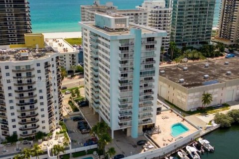Condo in Miami Beach, Florida, 1 bedroom № 2037617