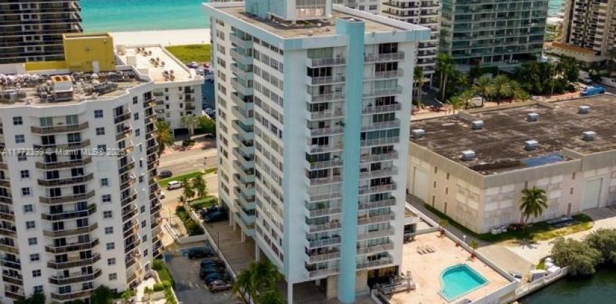 Condo in Miami Beach, Florida, 1 bedroom № 2037617