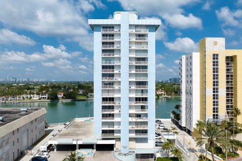 Condo in Miami Beach, Florida, 1 bedroom № 2037617 - photo 2