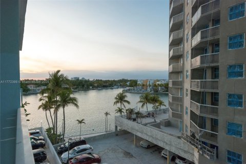 Condo in Miami Beach, Florida, 1 bedroom № 2037617 - photo 13