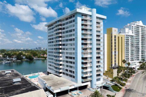 Condo in Miami Beach, Florida, 1 bedroom № 2037617 - photo 16