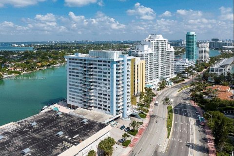 Condo in Miami Beach, Florida, 1 bedroom № 2037617 - photo 17