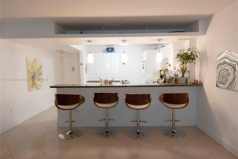 Condo in Miami Beach, Florida, 1 bedroom № 2037617 - photo 12