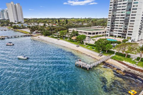Condo in West Palm Beach, Florida, 1 bedroom  № 2186850 - photo 3