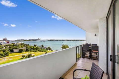 Condo in West Palm Beach, Florida, 1 bedroom  № 2186850 - photo 2