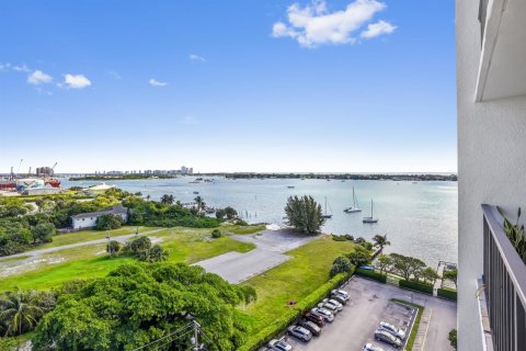 Condo in West Palm Beach, Florida, 1 bedroom  № 2186850 - photo 21