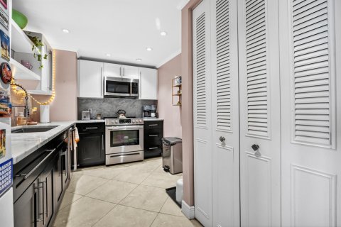 Condo in West Palm Beach, Florida, 1 bedroom  № 2186850 - photo 14