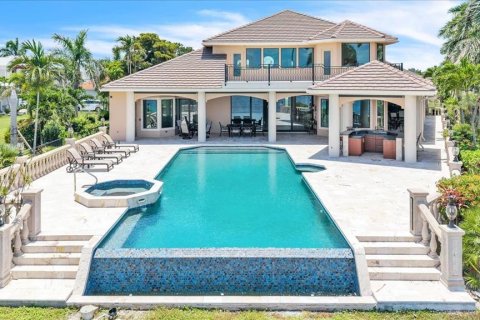 House in Punta Gorda, Florida 4 bedrooms, 428 sq.m. № 2141493 - photo 2