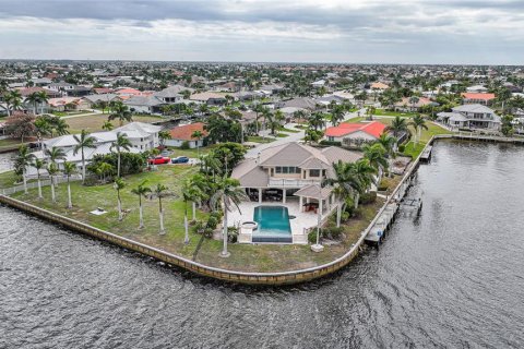 House in Punta Gorda, Florida 4 bedrooms, 428 sq.m. № 2141493 - photo 6