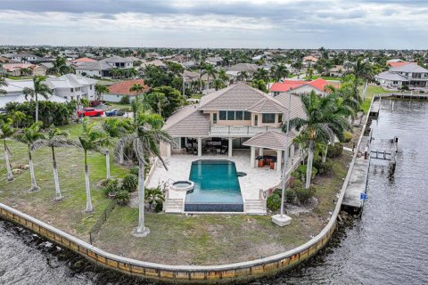 House in Punta Gorda, Florida 4 bedrooms, 428 sq.m. № 2141493 - photo 4