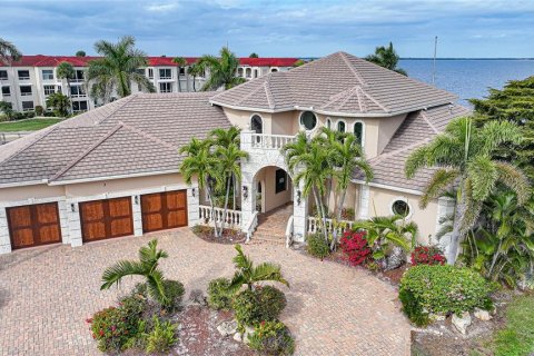 House in Punta Gorda, Florida 4 bedrooms, 428 sq.m. № 2141493 - photo 3