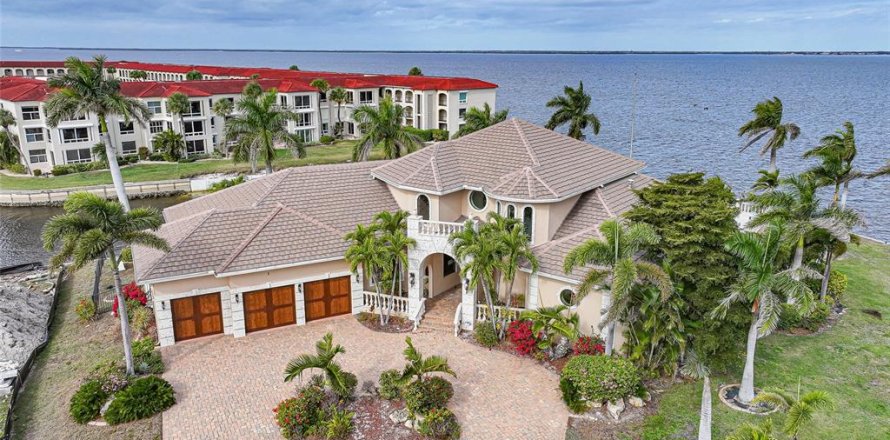 House in Punta Gorda, Florida 4 bedrooms, 428 sq.m. № 2141493