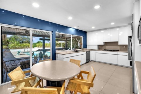 House in Hollywood, Florida 6 bedrooms, 341.32 sq.m. № 1929476 - photo 12