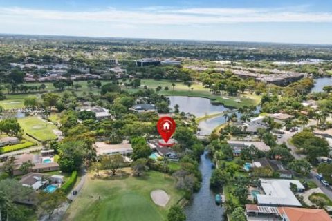 House in Hollywood, Florida 6 bedrooms, 341.32 sq.m. № 1929476