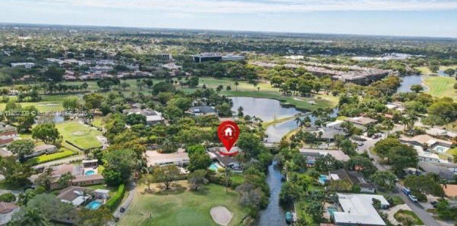 House in Hollywood, Florida 6 bedrooms, 341.32 sq.m. № 1929476