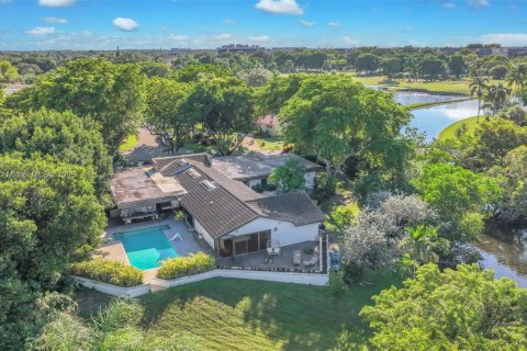 House in Hollywood, Florida 6 bedrooms, 341.32 sq.m. № 1929476 - photo 29