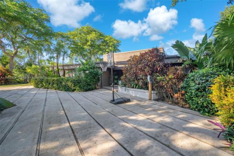 House in Hollywood, Florida 6 bedrooms, 341.32 sq.m. № 1929476 - photo 20