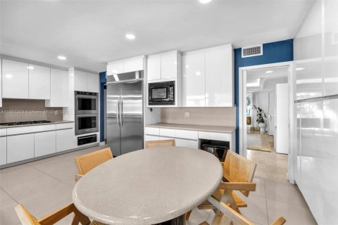 House in Hollywood, Florida 6 bedrooms, 341.32 sq.m. № 1929476 - photo 13