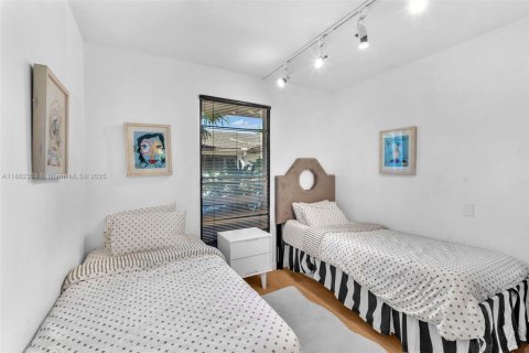 House in Hollywood, Florida 6 bedrooms, 341.32 sq.m. № 1929476 - photo 10