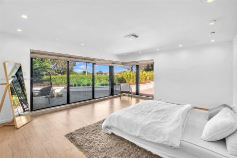 House in Hollywood, Florida 6 bedrooms, 341.32 sq.m. № 1929476 - photo 4