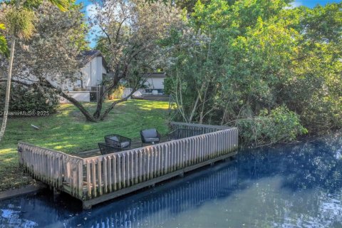 House in Hollywood, Florida 6 bedrooms, 341.32 sq.m. № 1929476 - photo 25