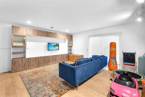 House in Hollywood, Florida 6 bedrooms, 341.32 sq.m. № 1929476 - photo 11