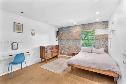 House in Hollywood, Florida 6 bedrooms, 341.32 sq.m. № 1929476 - photo 6