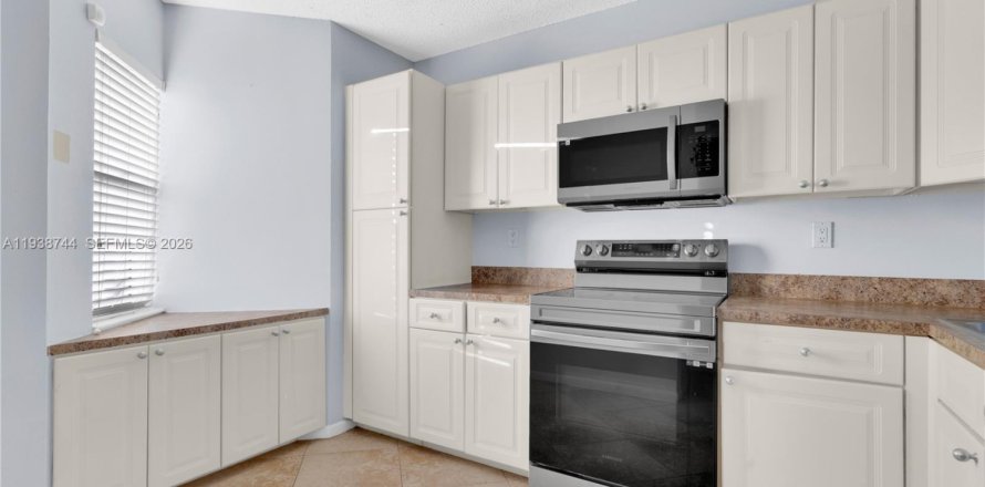 Кондоминиум с 3 спальнями в Коконат Крик, Флорида № 1996059