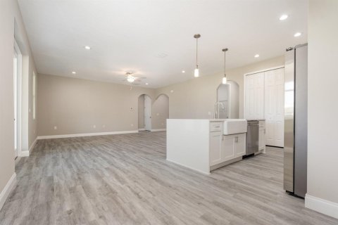 Casa en venta en Palm Bay, Florida, 4 dormitorios, 201.69 m2 № 2081661 - foto 13