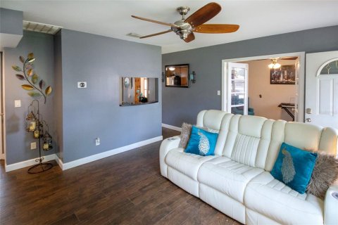 House in Saint Petersburg, Florida 3 bedrooms, 111.2 sq.m. № 2097397 - photo 5