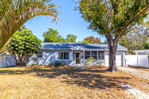 House in Saint Petersburg, Florida 3 bedrooms, 111.2 sq.m. № 2097397