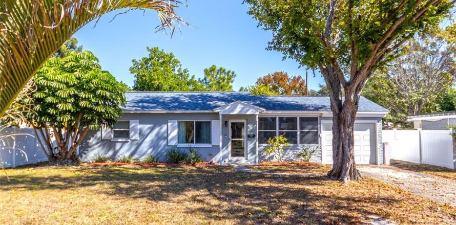 House in Saint Petersburg, Florida 3 bedrooms, 111.2 sq.m. № 2097397