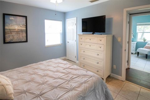 House in Saint Petersburg, Florida 3 bedrooms, 111.2 sq.m. № 2097397 - photo 21