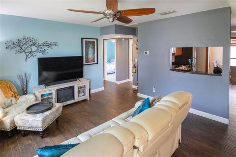 House in Saint Petersburg, Florida 3 bedrooms, 111.2 sq.m. № 2097397 - photo 3