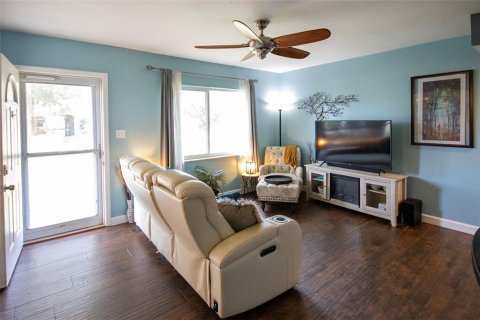 House in Saint Petersburg, Florida 3 bedrooms, 111.2 sq.m. № 2097397 - photo 6