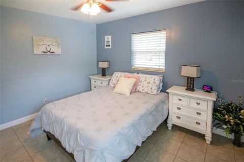 House in Saint Petersburg, Florida 3 bedrooms, 111.2 sq.m. № 2097397 - photo 20
