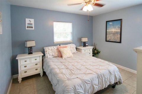 House in Saint Petersburg, Florida 3 bedrooms, 111.2 sq.m. № 2097397 - photo 19
