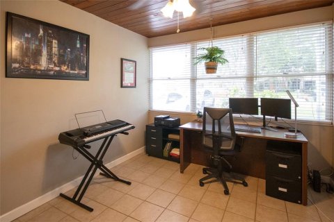 House in Saint Petersburg, Florida 3 bedrooms, 111.2 sq.m. № 2097397 - photo 8