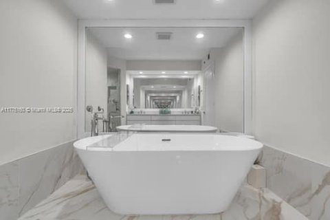 Condo in Key Biscayne, Florida, 3 bedrooms  № 1940654 - photo 19