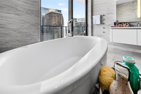 Condominio en venta en Miami, Florida, 3 dormitorios, 233.56 m2 № 2186077 - foto 29