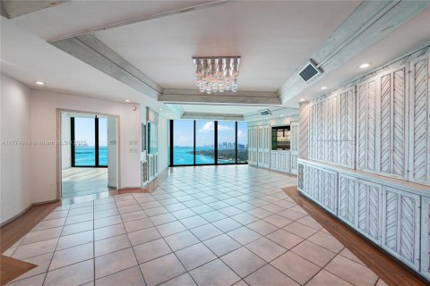 Copropriété à louer à Miami, Floride: 2 chambres, 274.71 m2 № 1612073 - photo 1
