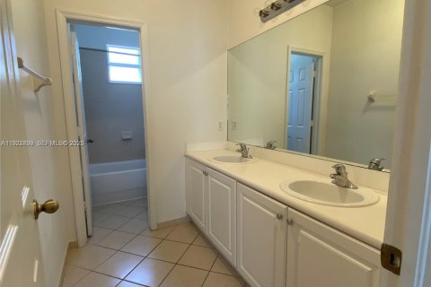 Villa ou maison à louer à Homestead, Floride: 5 chambres, 250.19 m2 № 1985809 - photo 8