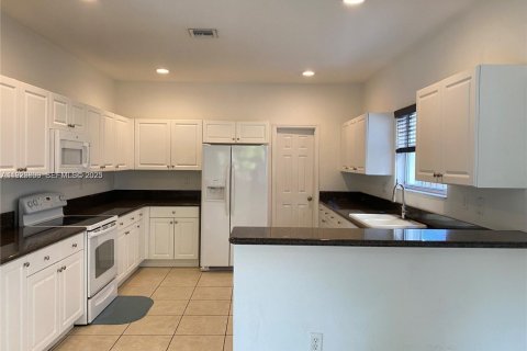 Villa ou maison à louer à Homestead, Floride: 5 chambres, 250.19 m2 № 1985809 - photo 4