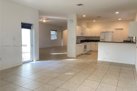 Villa ou maison à louer à Homestead, Floride: 5 chambres, 250.19 m2 № 1985809 - photo 3