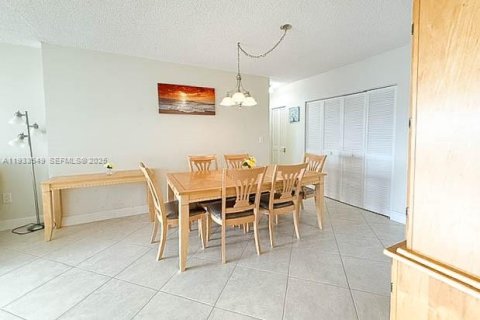 Condominio en alquiler en Hallandale Beach, Florida, 1 dormitorio, 80.82 m2 № 1992884 - foto 4