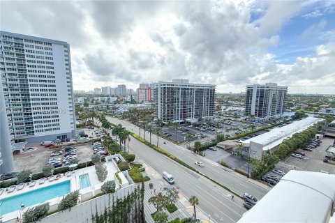 Condominio en alquiler en Hallandale Beach, Florida, 1 dormitorio, 80.82 m2 № 1992884 - foto 3