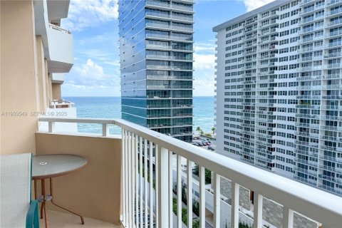 Condominio en alquiler en Hallandale Beach, Florida, 1 dormitorio, 80.82 m2 № 1992884 - foto 2
