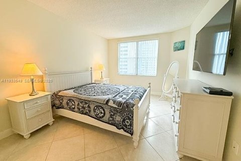 Condominio en alquiler en Hallandale Beach, Florida, 1 dormitorio, 80.82 m2 № 1992884 - foto 12